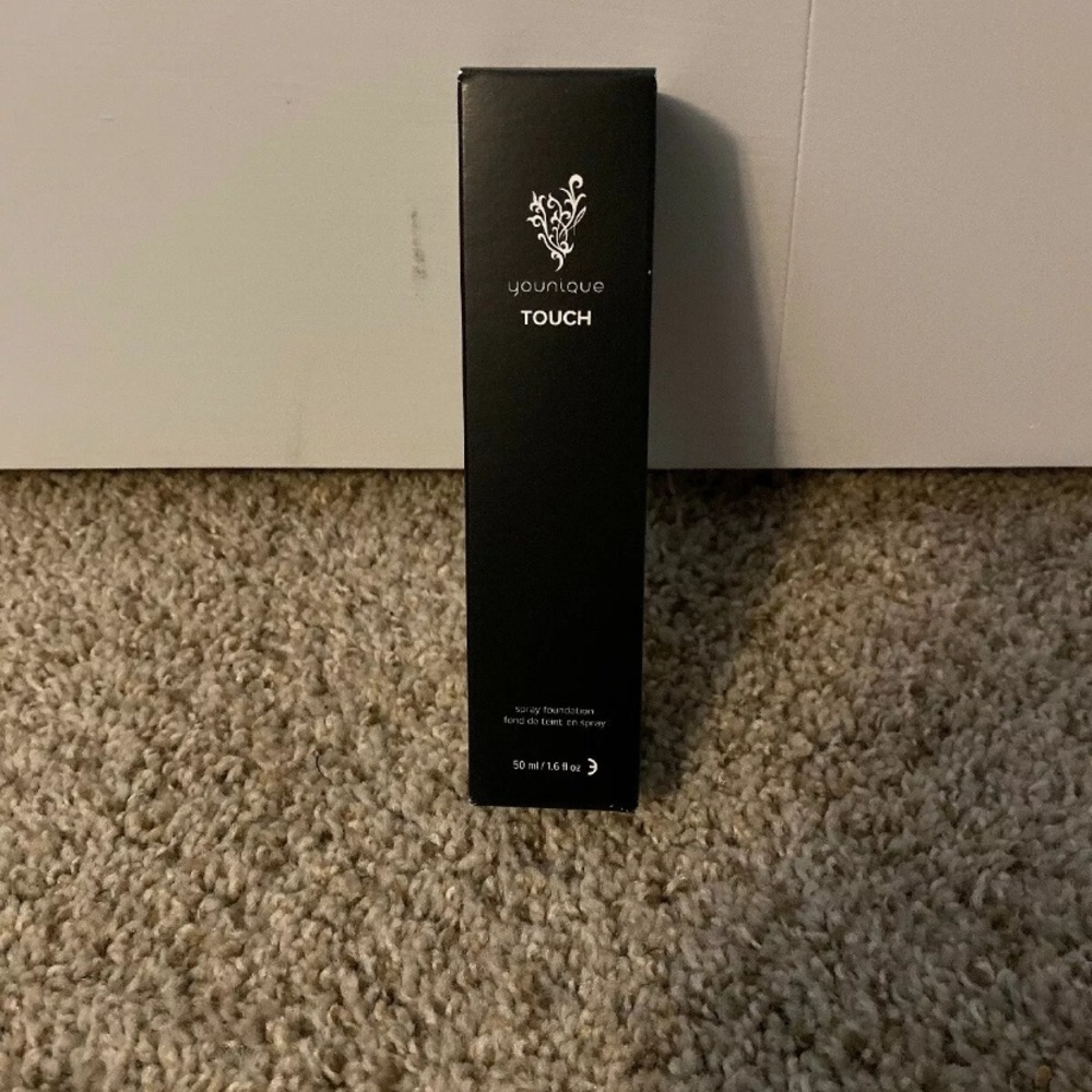 Younique spray foundation in Taffeta.
